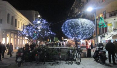 Οι μισοί Έλληνες θα μειώσουν το budget για τις χριστουγεννιάτικες αγορές