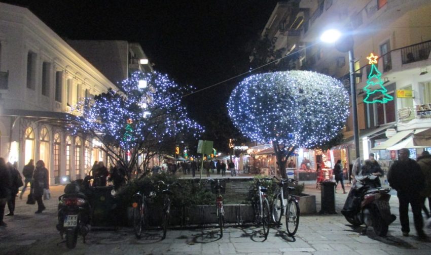 Οι μισοί Έλληνες θα μειώσουν το budget για τις χριστουγεννιάτικες αγορές