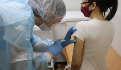 Κορωνοϊός: Ποιοι θα κάνουν πρώτοι το εμβόλιο