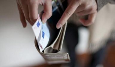 Κορονοϊός: Τα νοικοκυριά κόβουν τις δαπάνες τους και βάζουν λεφτά στην άκρη