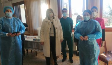Ξεκίνησαν οι εμβολιασμοί στο γηροκομείο Μεγάλων Καλυβίων