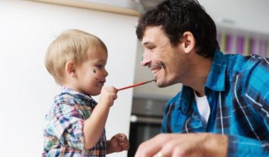 Μπαμπάς: Πώς θα παίξετε με το παιδί στην καραντίνα