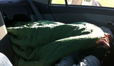 Λάρισα: Κοιμούνται στο αυτοκίνητο με το μωρό παιδί τους