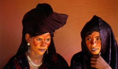 Γυναίκες Τουαρέγκ: Ελεύθερες σεξουαλικές σχέσεις, διαζύγιο και ποίηση. Το Ισλάμ τις κυνηγά