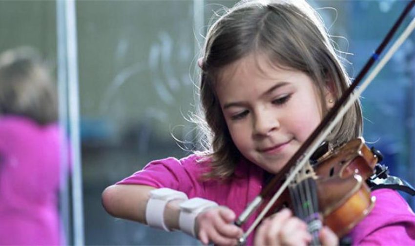 Η 8χρονη βιολίστρια με αναπηρία στο χέρι δίνει μάθημα ζωής