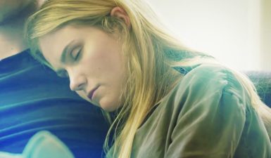 Η παράξενη ιστορία της γυναίκας που την παίρνει ο ύπνος χωρίς να το θέλει 15 φορές την ημέρα