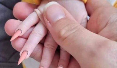 Μάνα Φτιάχνει Ψεύτικα Μυτερά Νύχια Στο Μωρό Της Αδιαφορώντας Για Το Πόσο Επικίνδυνα Είναι