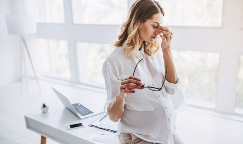 Εγκυμοσύνη: Πώς θα αντιμετωπίσετε τα συμπτώματα στην δουλειά