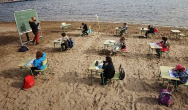 Στην Ισπανία, η σχολική τάξη μεταφέρθηκε στην παραλία. Το ιδανικό μάθημα στην εποχή του κορονοϊού