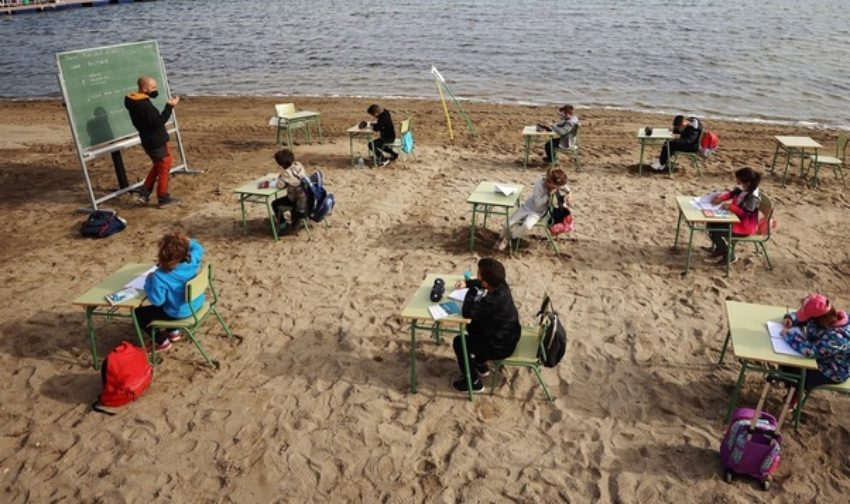 Στην Ισπανία, η σχολική τάξη μεταφέρθηκε στην παραλία. Το ιδανικό μάθημα στην εποχή του κορονοϊού