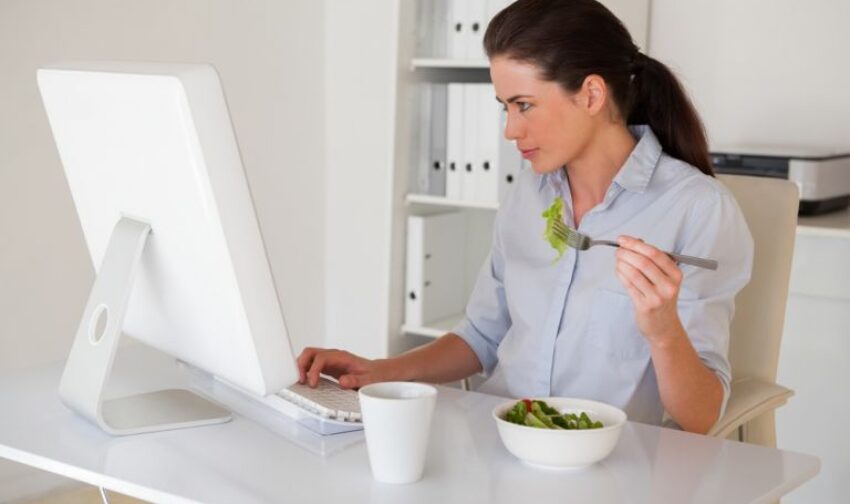 Τρώτε μπροστά στον υπολογιστή; Γιατί πρέπει να αλλάξετε αυτή τη συνήθεια