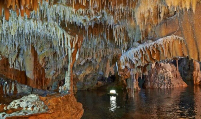 Παρέα νεαρών ανακάλυψε σπήλαιο με σταλακτίτες στον Άγιο Θωμά