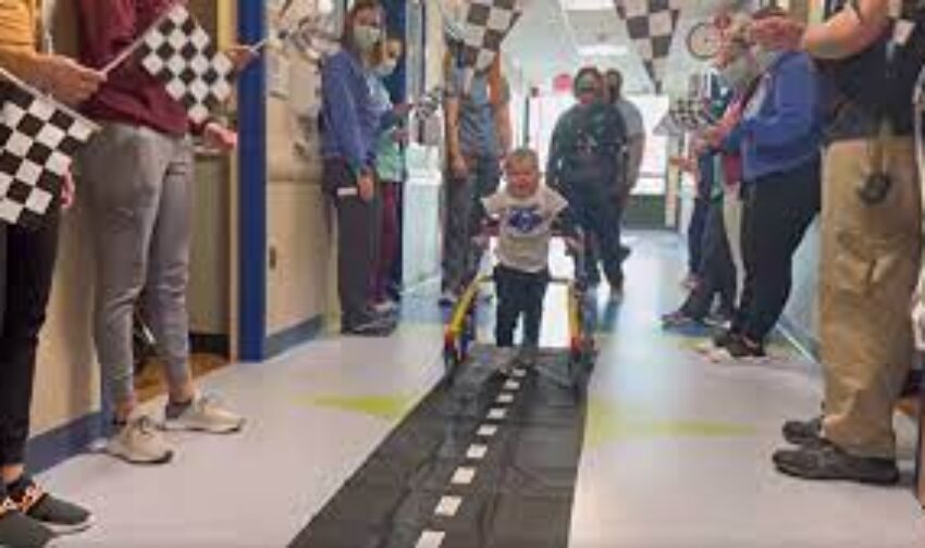 Συγκινητική στιγμή: 2χρονο αγοράκι περπατάει χαρούμενο για πρώτη φορά μετά την παράλυσή του