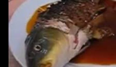 Πιάτο για γερά στομάχια: Ψάρι σερβίρεται με το κεφάλι ωμό για να κινεί στόμα και μάτια ενώ το τρώνε