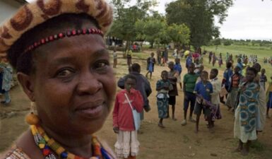 Γυναίκα αρχηγός φυλής ακύρωσε 850 γάμους παιδιών κι έστειλε τα κορίτσια πίσω στο σχολείο
