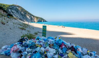 «Βουλιάζουν» στα πλαστικά οι ελληνικές παραλίες – 925 απορρίμματα εντοπίζονται ανά 100 μέτρα ακτογραμμής