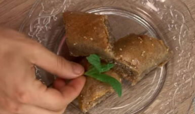 Σουσαμόπιτα: Το παραδοσιακό Θρακιώτικο γλυκό με φύλλο, σουσάμι και αμύγδαλα